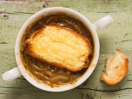 close up of a bowl of rustic french onion soupの写真素材