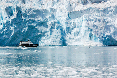 A day cruise tour start from Seward took the tourists to see closely Holgate glacier of Aialik bay in Alaska.のeditorial素材