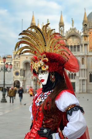 VENICE - MARCH 7: An unidentified masked person in costume in St. Markのeditorial素材