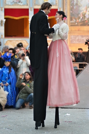 VENICE - MARCH 7: Couple An unidentified person dancing on stilts in costume in St. Mark's Square during the Carnival of Venice on March 7, 2011. The 2011 carnival was held from February 26th to March 8th.のeditorial素材