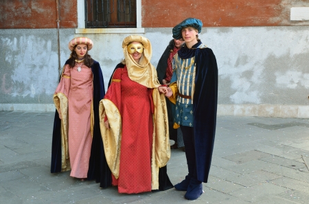 VENICE - MARCH 7: A family in costume on the Venice street during the Carnival of Venice on March 7, 2011. The 2011 carnival was held from February 26th to March 8th.のeditorial素材