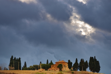 Idyllic rural Tuscan landscape with old farmhouse under thunderstorm sky, Vall dのeditorial素材