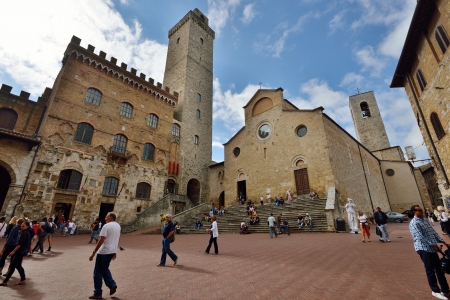 SAN GIMIGNANO, ITALY - OCT10  Tourists in the small medieval town with many medieval Skyscrapers - towers, it is a famus Unesco World Heritage site in Tuscany, October10 2012 in San Gimignano, Italy のeditorial素材