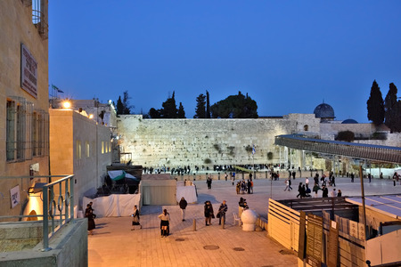 ERUSALEM, ISRAEL - MARCH 29, 2015 : Night view at the Wailing wall and a Jewish worshipers in Jerusalem, Israelのeditorial素材