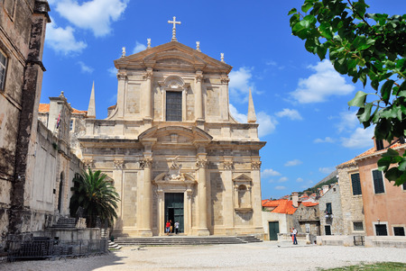 DUBROVNIK, CROATIA - AUG 06, 2009: Unidentified tourists on the street of the old town of Dubrovnik, Croatia.のeditorial素材