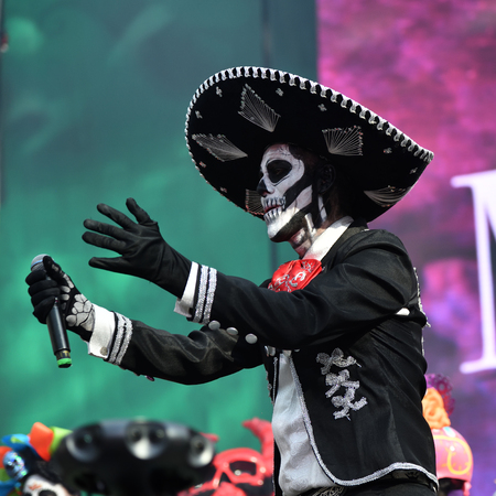 Moscow, Russia - June 29, 2018: Man in mexican hat with sugar skull makeup during Dia de los Muertos Mexican carnival. Day of The Deadのeditorial素材