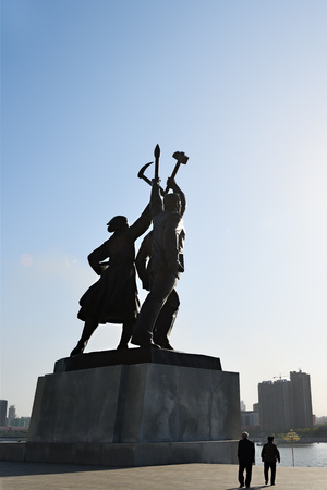 Pyongyang, North Korea - May 1, 2019: Juche statue consisting of three idealised figures each holding a tool â a hammer (worker), a sickle (peasant), and a writing brush (working intellectual)のeditorial素材
