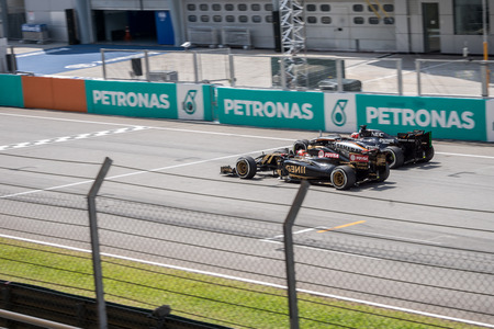 SEPANG  MARCH 29: Romain Grosjean of Lotus F1 Team Versus Nico Hulkenberg of Sahara Force India F1 Team at 2015 Formula 1 Petronas Malaysia Grand Prix Race Day at Sepang circuit on March 29 2015 in Sepang Malaysia.のeditorial素材
