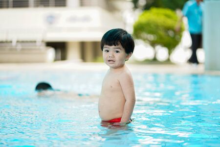 Stock Photo - Kids play in swimming poolの写真素材
