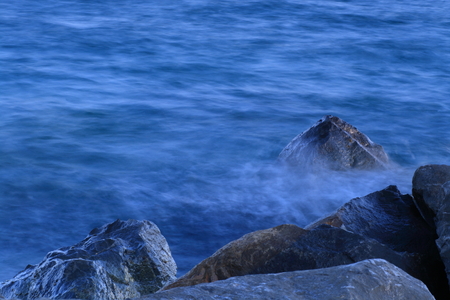 waves on the cliffs of San Remoの写真素材