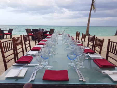Beautiful table setting in white and red next to the beach in Bahamas
