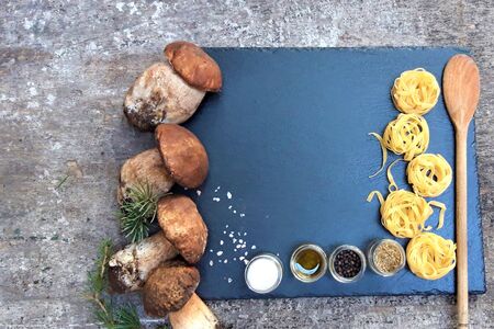 Harvested wild boletus mushrooms on wooden backgroundboletus for Tagliatelle with boletus and bacon saucepasta tagliatelle with boletus mushroomsの写真素材
