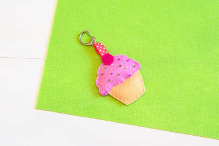Baby keychain - felt cupcake