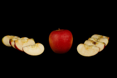 <p>Whole apple and sliced ââapples horizontally</p>の写真素材
