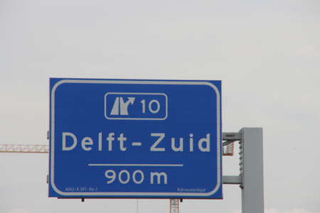 Direction sign in blue and white heading Delft Zuid on motorway A13のeditorial素材