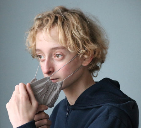 Adolescent son who is difficult and does not want to wear his mouth mask