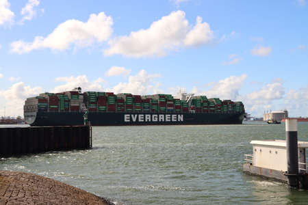 Container vessel ship Evergreen Govern is leaving the Maasvlakte Harbor of the port of Rotterdamのeditorial素材