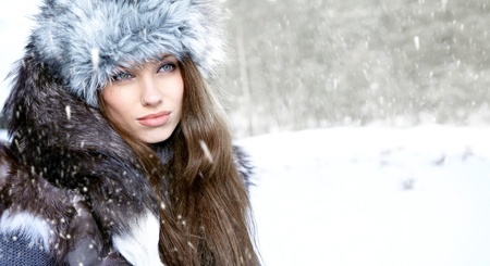 Young woman winter portrait  の写真素材