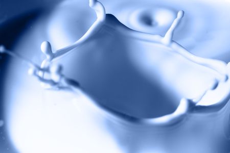 Liquid splash macro toned in blue color
の写真素材