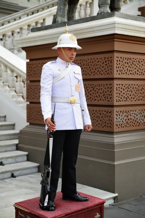 BANGKOK - DECEMBER 11: Guard near entrance to The King's Palace, December 11, 2009 in Bangkok, Thailand.のeditorial素材