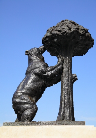 Statue of Bear and strawberry tree  Symbol of Madrid のeditorial素材