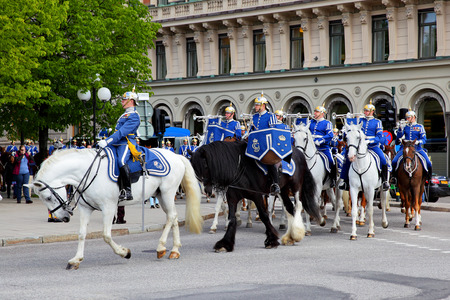 STOCKHOLM, SWEDEN - May 20, 2015: Mounted swedish Royal Guards in the dayly procession in Stockholmのeditorial素材