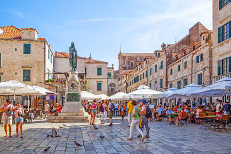 Dubrovnik, Croatia - Jine 12, 2017: Old square with walking people in Dubrovnik. Cityscapeのeditorial素材