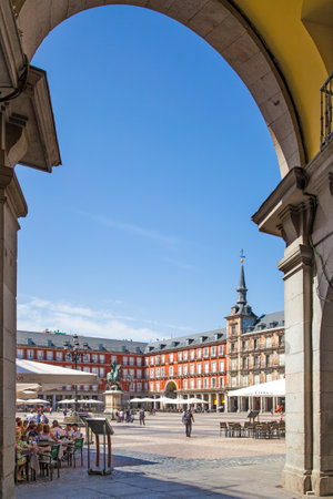 Madrid, Spain - September 6, 2016: Plaza Mayor in Madrid through gate archのeditorial素材