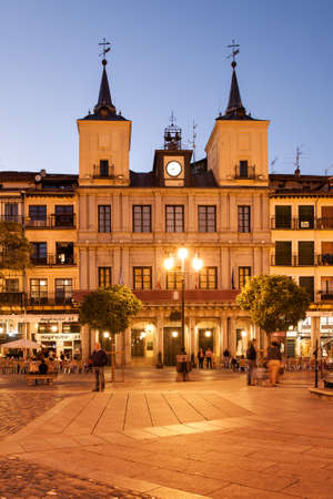 Segovia, Spain - September 20, 2015: Plaza Mayor in Segovia at nightのeditorial素材