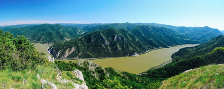 Breathtaking panorama of danube gorges, a natural border between romania and serbia, showcasing majestic mountains and the meandering danube riverの写真素材