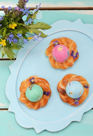  Easter colored eggs with spring flowers の写真素材