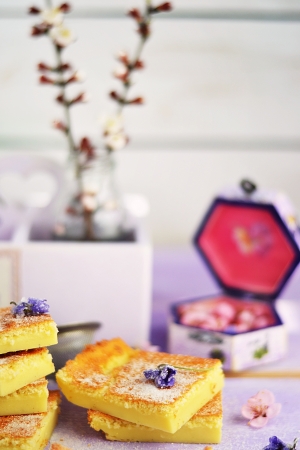 Custard Cake and violet flowers の写真素材