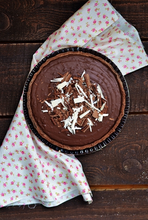  homemade dark chocolate tart  on rustic の写真素材