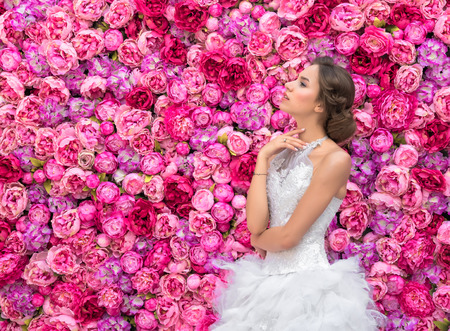 RUSSIA, MOSCOW - MAY 29, 2016: Photo event with beautiful fashion model in the image of the bride on a background decorations of flowers.のeditorial素材