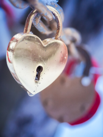 Golden Heart Padlock Outdoor Winter Valentine Day Romance Loveの写真素材