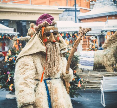 MOSCOW, RUSSIA- FEBRUARY 2017: The mummer walk the streets and entertain the people. Disguised in the wood goblin, the actor play the role of Maslenitsa festのeditorial素材