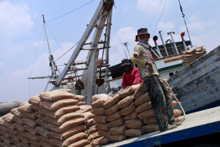 JAKARTA, INDONESIA - SEPTEMBER 6: Workers manually unload bags of cement from a ship at Sunda Kelapa Harbor on September 6, 2011 in Jakarta.のeditorial素材