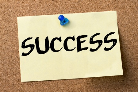 SUCCESS - adhesive label pinned on bulletin board - horizontal imageの写真素材