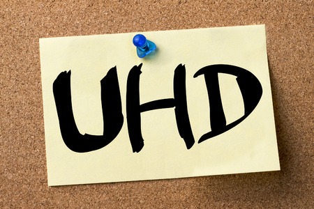 UHD - adhesive label pinned on bulletin board - horizontal imageの写真素材