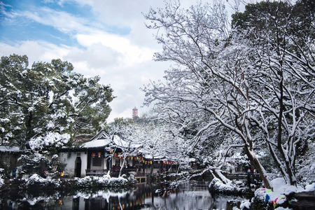 Wuxi, Jiangsu, China - January 26, 2018: After the blizzard, the tourists enjoy a beautiful snow scene in Wuxi Jichang Garden.のeditorial素材