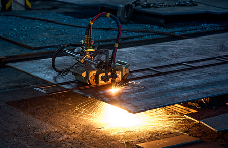 The cutting machine is cutting the steel plate.