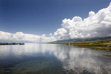 Blue sky and its reflection in the surface of the qinghai huの写真素材