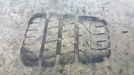 The tire footprint captured after rain endの素材