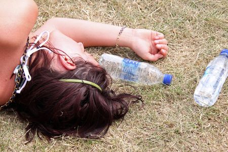 Hop Farm Festival, Kent, UK 4/7/09 a music fan asleep on the ground in the hot summer sunのeditorial素材