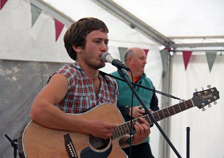Middle Farm Apple Festival, Lewes, UK, 17 October 2009 Harry Neve of Django Spears, Indie / folk bandのeditorial素材