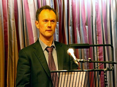 Fairfields Halls, Croydon, London, UK 5th November 2009 Chief Executive Steve Phaure speaks at the Croydon Voluntary Action A.G.M.のeditorial素材