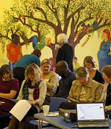 The Peppermint Centre, Croydon, London, UK, 23rd November 2009 people at the Children, Young People & Families Networkのeditorial素材