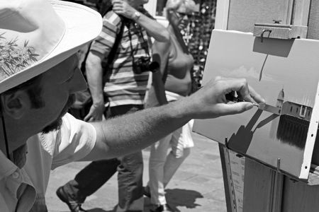 Venice, Italy, 21/5/10 a painting artist demonstrates to tourists in Saint Marks Squareのeditorial素材