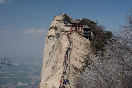 Tourist walking up Hua Shan in Shaanxi Province, Chinaのeditorial素材