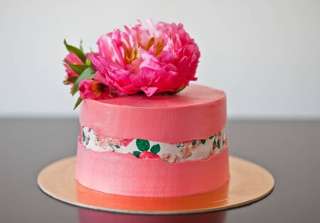 Faultline cake decoraited sugar paper and pink peony. Ideas for wedding cake, birthday cake.の写真素材